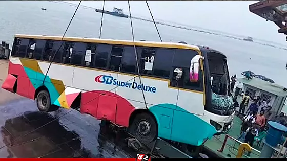 দৌলতদিয়া ফেরিঘাটে নিয়ন্ত্রণ হারিয়ে নদীতে পড়া বাস উদ্ধার