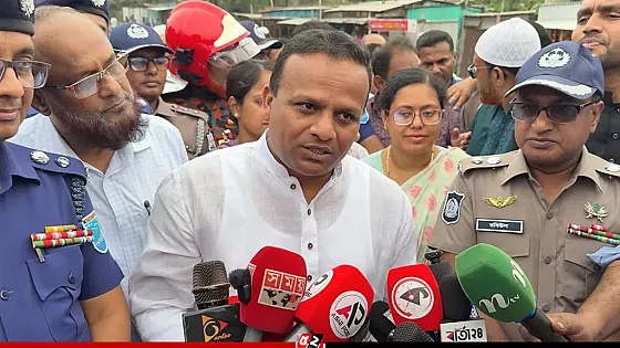 বাস থেকে শতভাগ যাত্রী নামিয়ে দেয়া বড় দুর্ঘটনা এড়ানো গেছে : নৌ প্রতিমন্ত্রী