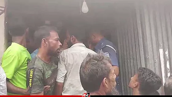  দুই ভুয়া পুলিশকে আটক করে পুলিশে দিলো জনতা