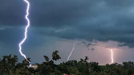 ফুটবল খেলা অবস্থায় বজ্রপাতে কিশোরের মৃত্যু 