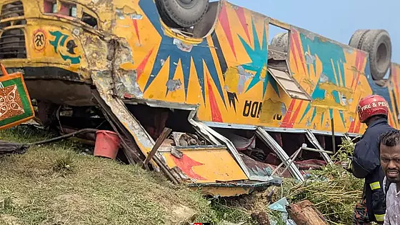 ব্রাহ্মণবাড়িয়ায় খাদে উল্টে গেল যাত্রীবাহী বাস, নিহত ৪