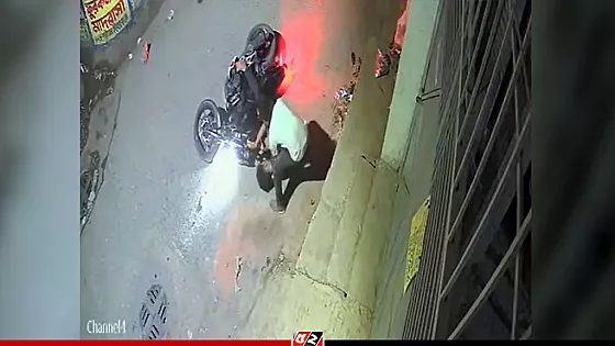 ইট ছুড়ে মোটরসাইকেল ছিনতাইচেষ্টার ঘটনায় গ্রেপ্তার ২