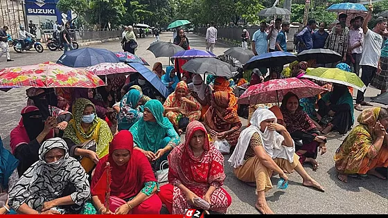 বকেয়া বেতনের দাবিতে রাজধানীতে সড়ক অবরোধ 