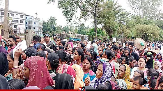 প্রধানমন্ত্রীকে একনজর দেখতে চা শ্রমিকদের উপচে পড়া ভিড়