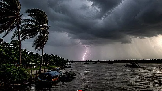 ১০ অঞ্চলে ঝোড়ো হাওয়ার সতর্কতা, নদীবন্দরে ১ নম্বর সংকেত  