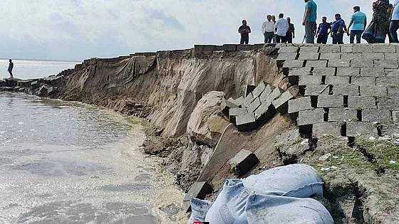 যমুনার আগ্রাসনে সিরাজগঞ্জে প্রতিরক্ষা বাঁধের ৩০ মিটার ধস   