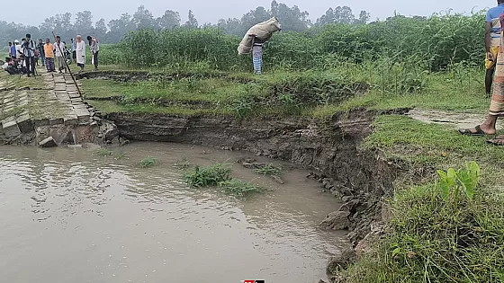 যমুনার আগ্রাসনে প্রতিরক্ষা বাঁধের ৩০ মিটার ধস   