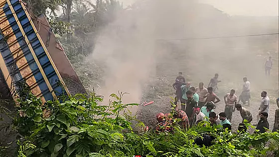  পাথরবোঝাই ট্রাক উল্টে নিহত ২