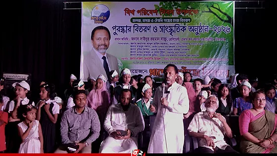 শিক্ষার্থীদের হাতে তুলে দেওয়া হল গাছের চারা 