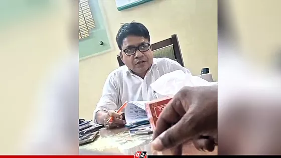 ক্যালকুলেটরে হিসাব কষে পিআইওর ঘুষ গ্রহণ, ভিডিও ভাইরাল