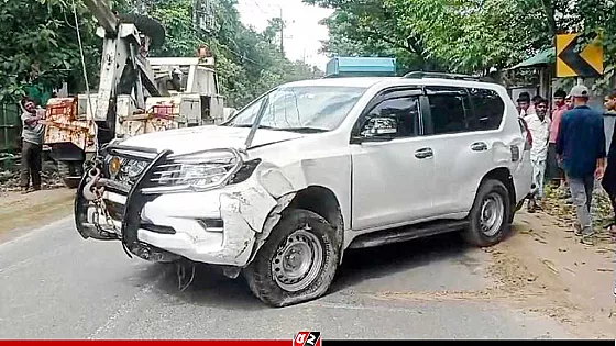 জেলা প্রশাসকের গাড়িতে পিষ্ট হয়ে প্রাণ গেলো শিশুর, মা হাসপাতালে 