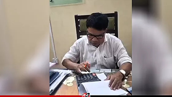 ক্যালকুলেটরে গুনে ঘুষ নেয়া সেই পিআইও বদলি, দুইটি তদন্ত কমিটি গঠন 