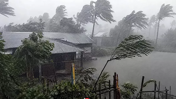 দুপুরে মধ্যে দেশের ১২ অঞ্চলে ঝড়ের আভাস, নদীবন্দরে সতর্ক সংকেত  