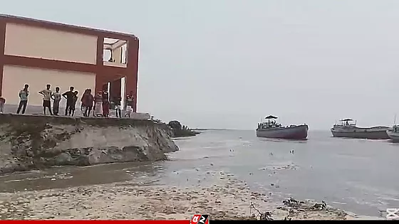 যমুনায় তীব্র ভাঙন, নদীতে বিলীন হওয়ার পথে সরকারি স্কুল