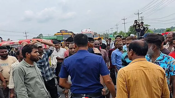 বিদ্যুৎ এর দাবিতে মহাসড়ক অবরোধ করে বিক্ষোভ