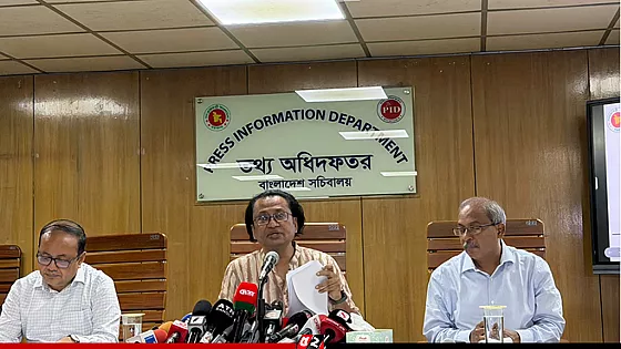 শেখ হাসিনার বক্তব্য প্রচারে আদালতের নিষেধাজ্ঞা গণমাধ্যমকে মানতে হবে : তথ্য উপদেষ্টা