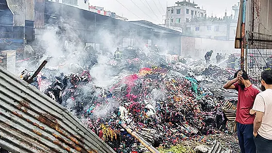 নারায়ণগঞ্জে ঝুটের গোডাউনে আগুন