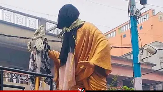 গান্ধীর মূর্তির মুখে কালো কাপড়, রাজনৈতিক বিতর্কে সরগরম পশ্চিমবঙ্গ