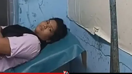 বাড়ির সামনে দুর্বৃত্তের গুলিতে স্কুলছাত্রী আহত