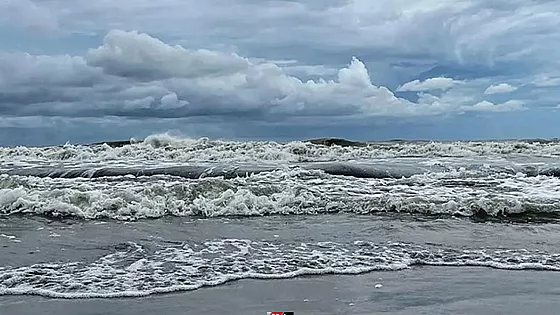 সাগরে সুস্পষ্ট লঘুচাপ, সমুদ্র বন্দরে সতর্ক সংকেত   