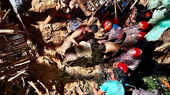 কক্সবাজারে উখিয়ার রোহিঙ্গা ক্যাম্পে পাহাড়ধসে নিহত বেড়ে ৯    
