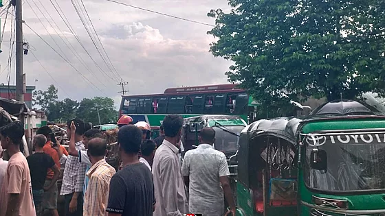 বাস-পিকআপ ভ্যানের মুখোমুখি সংঘর্ষে নিহত ৩ 