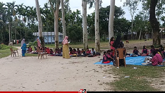 খোলা আকাশের নিচে চলছে শিশুদের পাঠদান