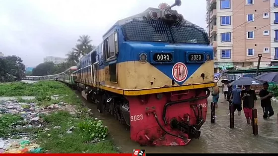 ভারী বর্ষণে ৮০০ যাত্রী নিয়ে আটকে আছে কক্সবাজারগামী ট্রেন