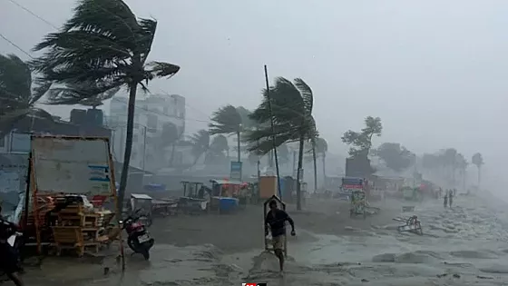 দুপুরের মধ্যে দেশের ১৯ জেলায় ঝড়ের আভাস, নদীবন্দরে সতর্ক সংকেত  