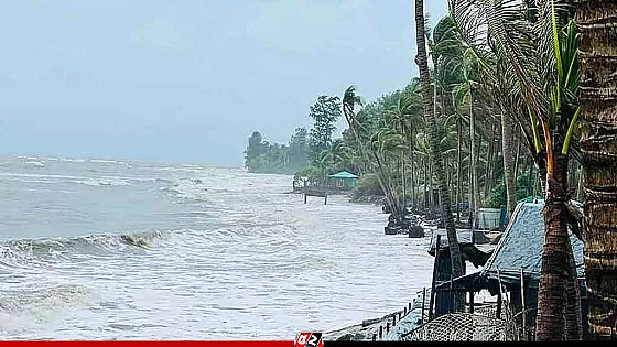 জোয়ারের পানিতে তলিয়ে যাচ্ছে সেন্টমার্টিন, আতঙ্কে দ্বীপবাসী