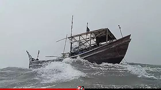 কুয়াকাটা সংলগ্ন  বঙ্গোপসাগরে ৩ ট্রলার ডুবি, ১৩ জেলে নিখোঁজ