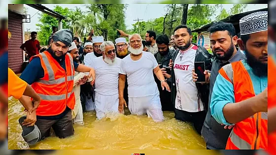 বন্যাকবলিত মানুষের পাশে জামায়াতের আমির  