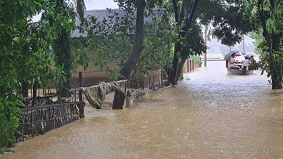 কক্সবাজারে পানি বন্দী ৩ লাখ মানুষ,দুই শিশুর মৃত্যু