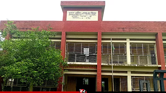 বিদ্যালয়ের প্রধান শিক্ষক ও সহকারী শিক্ষকের হাতাহাতি, পাঠদান ব্যাহত