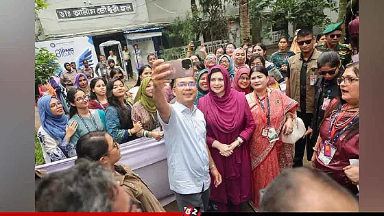 ঢামেকে তারেক-জুবাইদার সঙ্গে শিক্ষার্থীদের সেলফি