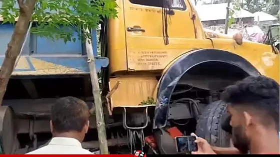 ট্রাকচাপায় একই পরিবারের ৩ জনসহ ৪ জন নিহত