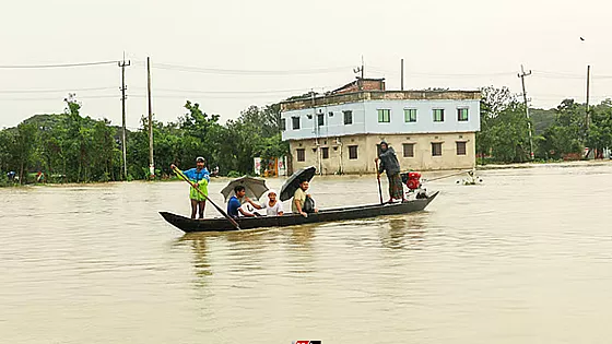 ৭ জেলায় পানিবন্দী লাখো পরিবার, মৃত বেড়ে ৫১   