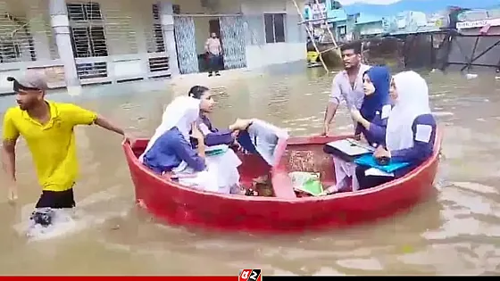 তিন ঘণ্টার ভারী বৃষ্টি, নৌকায় চড়ে কেন্দ্রে পরীক্ষার্থীরা
