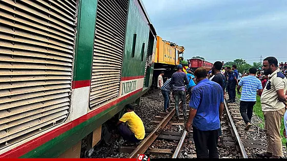একতা এক্সপ্রেসের দুই বগি লাইনচ্যুত, ঢাকা-উত্তরাঞ্চল রেল যোগাযোগ বন্ধ