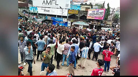 শিক্ষামন্ত্রীর পদত্যাগ দাবিতে শিক্ষার্থীদের সড়ক অবরোধ