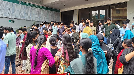 শিক্ষামন্ত্রীর পদত্যাগের দাবিতে রাজশাহী শিক্ষাবোর্ড ঘেরাও 