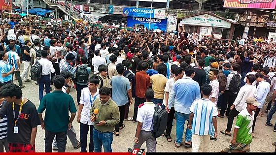 আবারও সায়েন্সল্যাব মোড় অবরোধ শিক্ষার্থীদের, যান চলাচল বন্ধ
