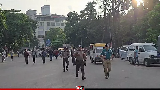 শিক্ষামন্ত্রীর পদত্যাগ চেয়ে সংসদ অভিমুখে শিক্ষার্থীরা