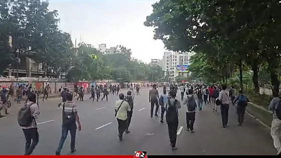সংসদ ভবনের সামনে থেকে শিক্ষার্থীদের সরিয়ে দিলো পুলিশ