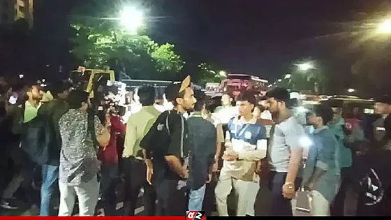 ফের সংসদ ভবনের সামনে এইচএসসি পরীক্ষার্থীদের অবস্থান