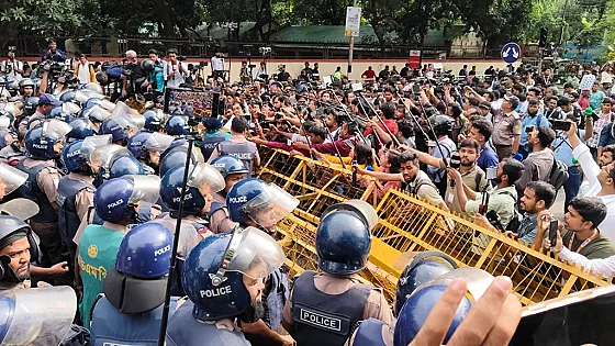 শিক্ষার্থীদের সচিবালয়মুখী লংমার্চ, সড়কে পুলিশের ব্যারিকেড
