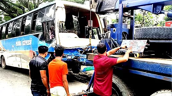 পাবনায় লাশবাহী অ্যাম্বুলেন্স ও বাসের মুখোমুখি সংঘর্ষে নিহত ২