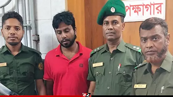 ঢামেক থেকে রোগী ভাগানোর সময় দালাল আটক, পুলিশে সোপর্দ