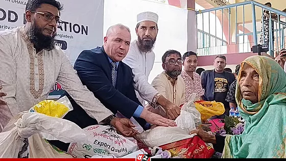বন্যাকবলিতদের মাঝে ত্রাণ বিতরণ করলেন আলজেরিয়ার রাষ্ট্রদূত