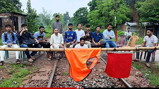 ট্রেনে রাবি শিক্ষার্থীকে মারধরের অভিযোগ, রেললাইন অবরোধে বন্ধ ট্রেন চলাচল
